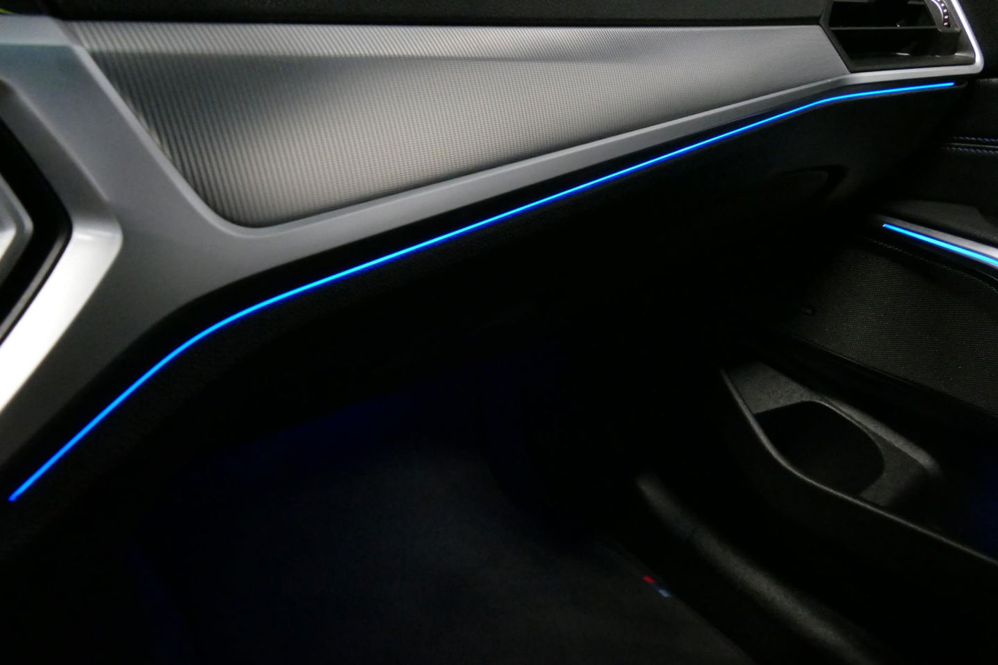 BMW 3 Serie 330e M Sport / M340i Diffuser / Black Diamond M Grill / M340i M Sport bumper pakket / BMW Laserlight / Schuif-/kanteldak / Head-up display / Harman-Kardon Sound System / Adaptief M Sport onderstel / Apple Carplay - Android Auto / Rondomzicht camera / Stoe