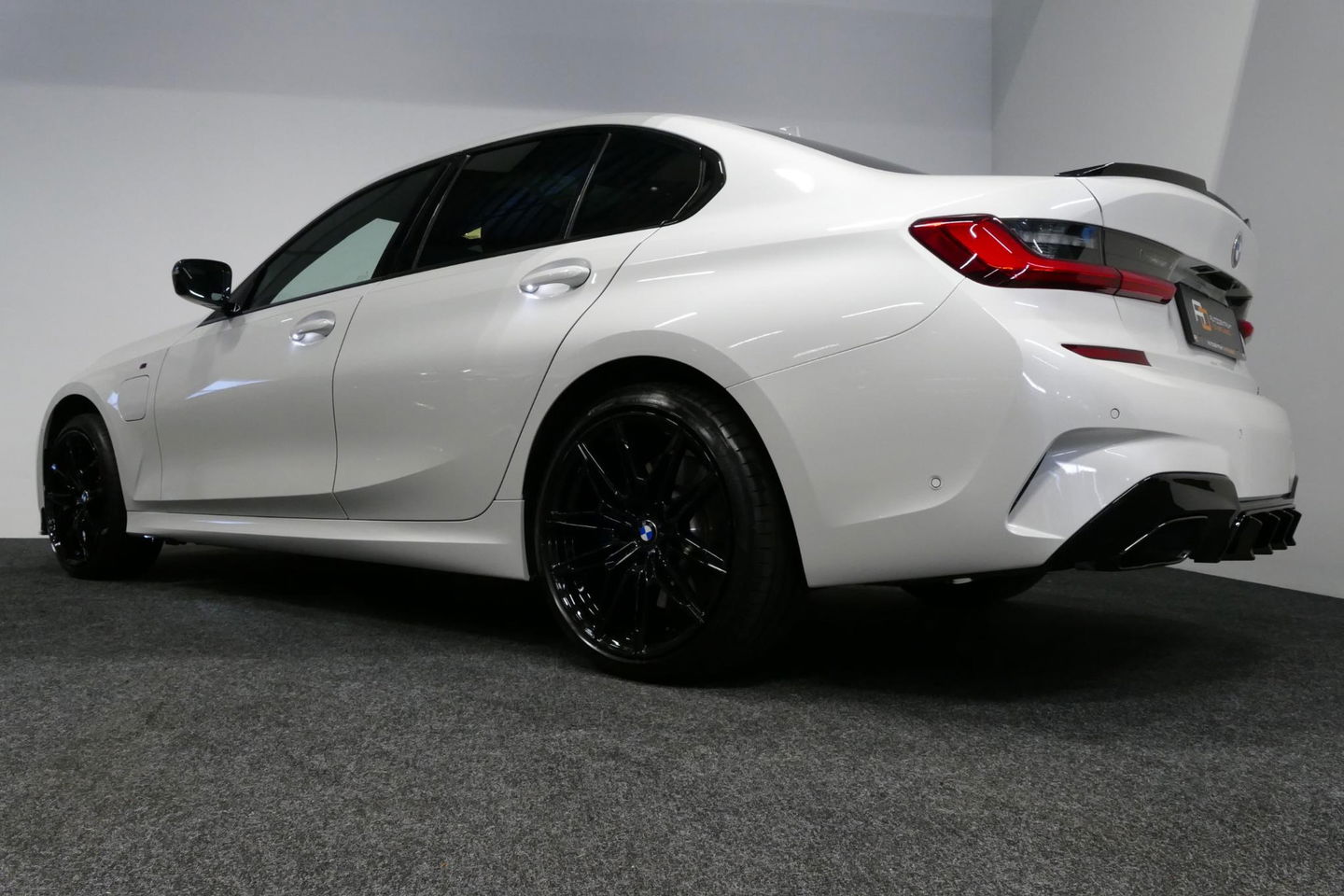 BMW 3 Serie 330e M Sport / M340i Diffuser / Black Diamond M Grill / M340i M Sport bumper pakket / BMW Laserlight / Schuif-/kanteldak / Head-up display / Harman-Kardon Sound System / Adaptief M Sport onderstel / Apple Carplay - Android Auto / Rondomzicht camera / Stoe