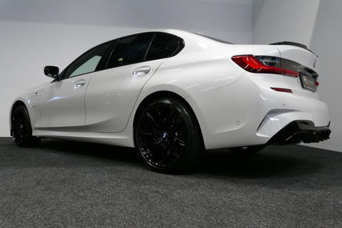 BMW 3 Serie 330e M Sport / M340i Diffuser / Black Diamond M Grill / M340i M Sport bumper pakket / BMW Laserlight / Schuif-/kanteldak / Head-up display / Harman-Kardon Sound System / Adaptief M Sport onderstel / Apple Carplay - Android Auto / Rondomzicht camera / Stoe