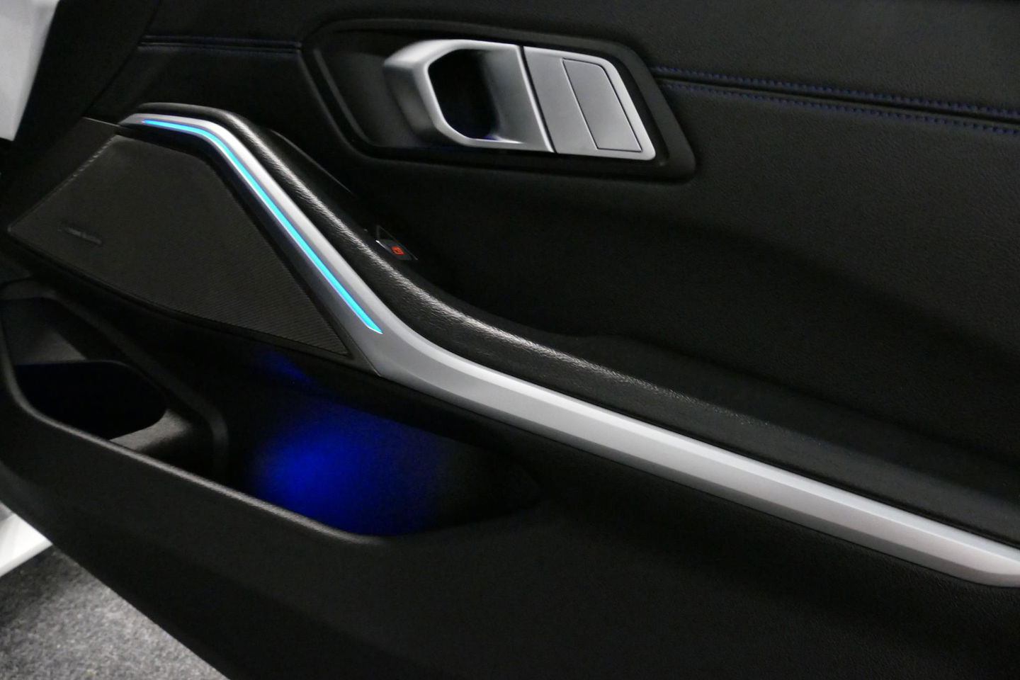 BMW 3 Serie 330e M Sport / M340i Diffuser / Black Diamond M Grill / M340i M Sport bumper pakket / BMW Laserlight / Schuif-/kanteldak / Head-up display / Harman-Kardon Sound System / Adaptief M Sport onderstel / Apple Carplay - Android Auto / Rondomzicht camera / Stoe