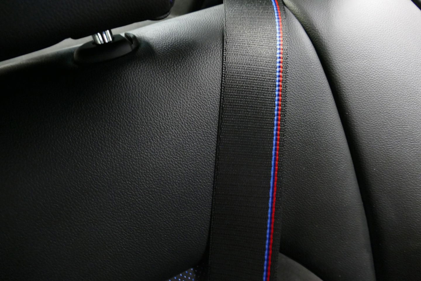 BMW 3 Serie 330e M Sport / M340i Diffuser / Black Diamond M Grill / M340i M Sport bumper pakket / BMW Laserlight / Schuif-/kanteldak / Head-up display / Harman-Kardon Sound System / Adaptief M Sport onderstel / Apple Carplay - Android Auto / Rondomzicht camera / Stoe