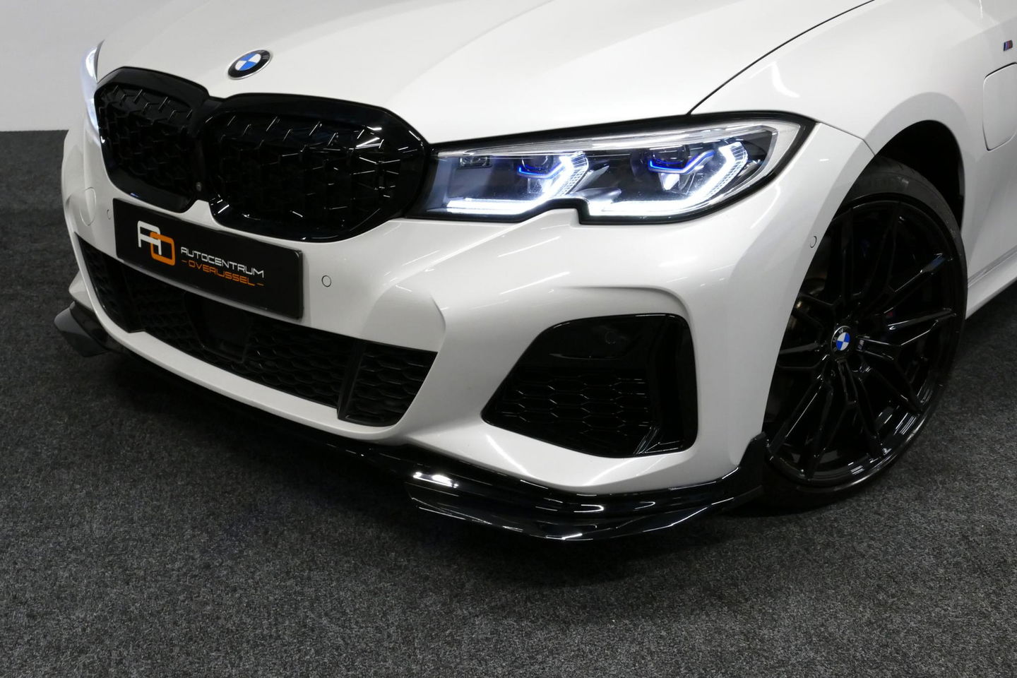 BMW 3 Serie 330e M Sport / M340i Diffuser / Black Diamond M Grill / M340i M Sport bumper pakket / BMW Laserlight / Schuif-/kanteldak / Head-up display / Harman-Kardon Sound System / Adaptief M Sport onderstel / Apple Carplay - Android Auto / Rondomzicht camera / Stoe