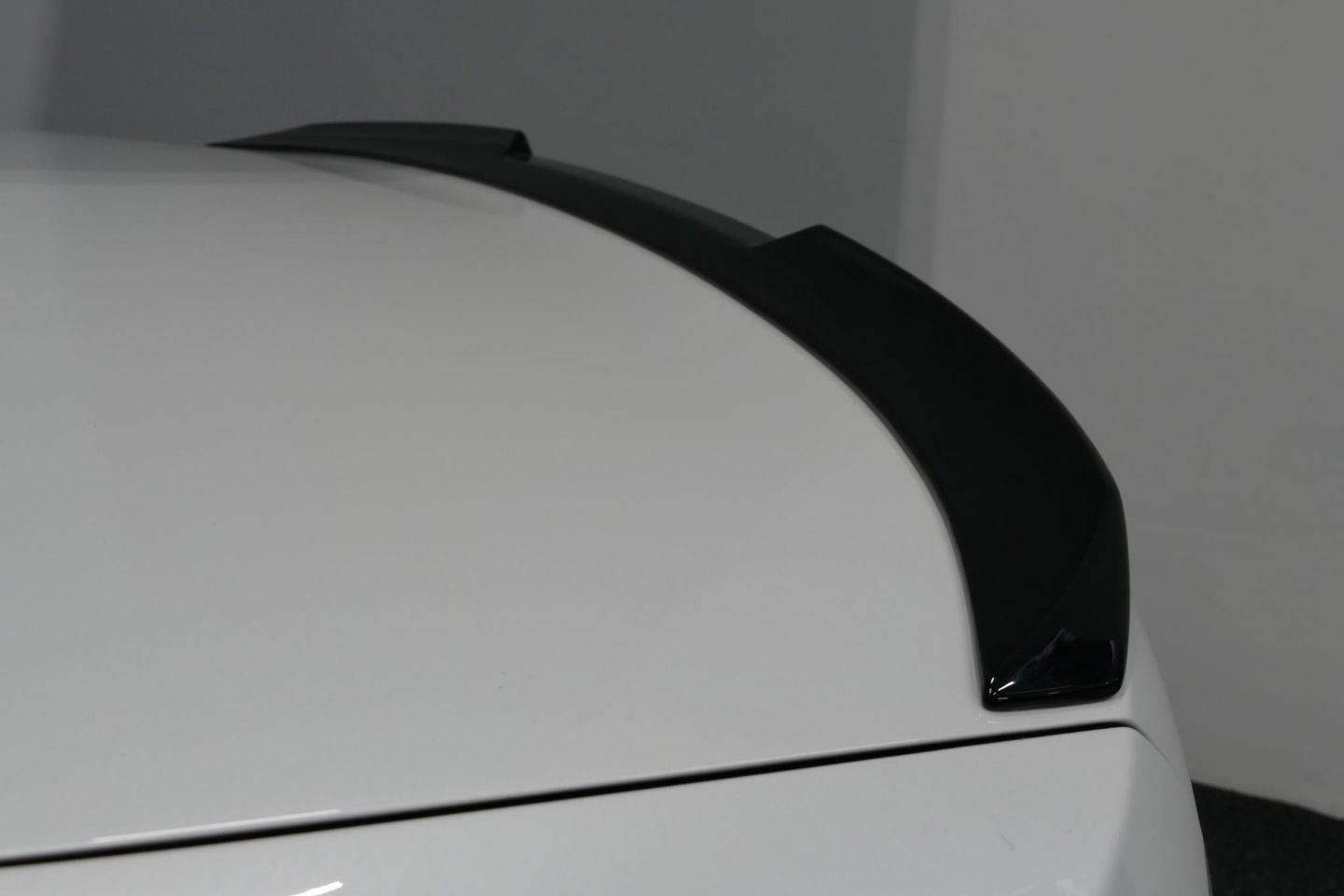 BMW 3 Serie 330e M Sport / M340i Diffuser / Black Diamond M Grill / M340i M Sport bumper pakket / BMW Laserlight / Schuif-/kanteldak / Head-up display / Harman-Kardon Sound System / Adaptief M Sport onderstel / Apple Carplay - Android Auto / Rondomzicht camera / Stoe