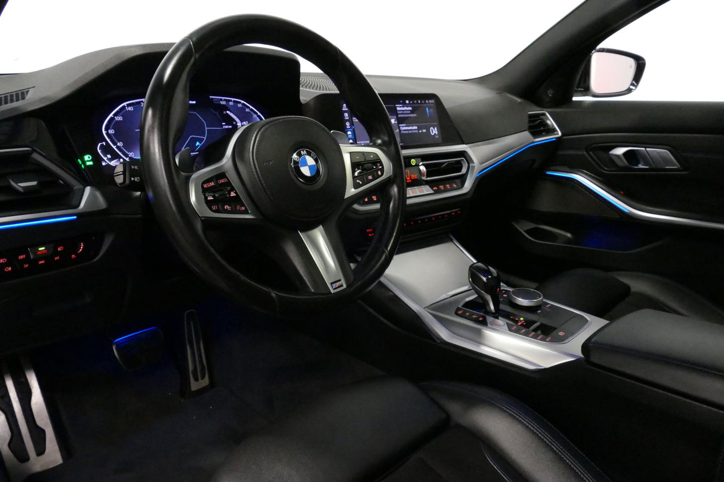 BMW 3 Serie 330e M Sport / M340i Diffuser / Black Diamond M Grill / M340i M Sport bumper pakket / BMW Laserlight / Schuif-/kanteldak / Head-up display / Harman-Kardon Sound System / Adaptief M Sport onderstel / Apple Carplay - Android Auto / Rondomzicht camera / Stoe