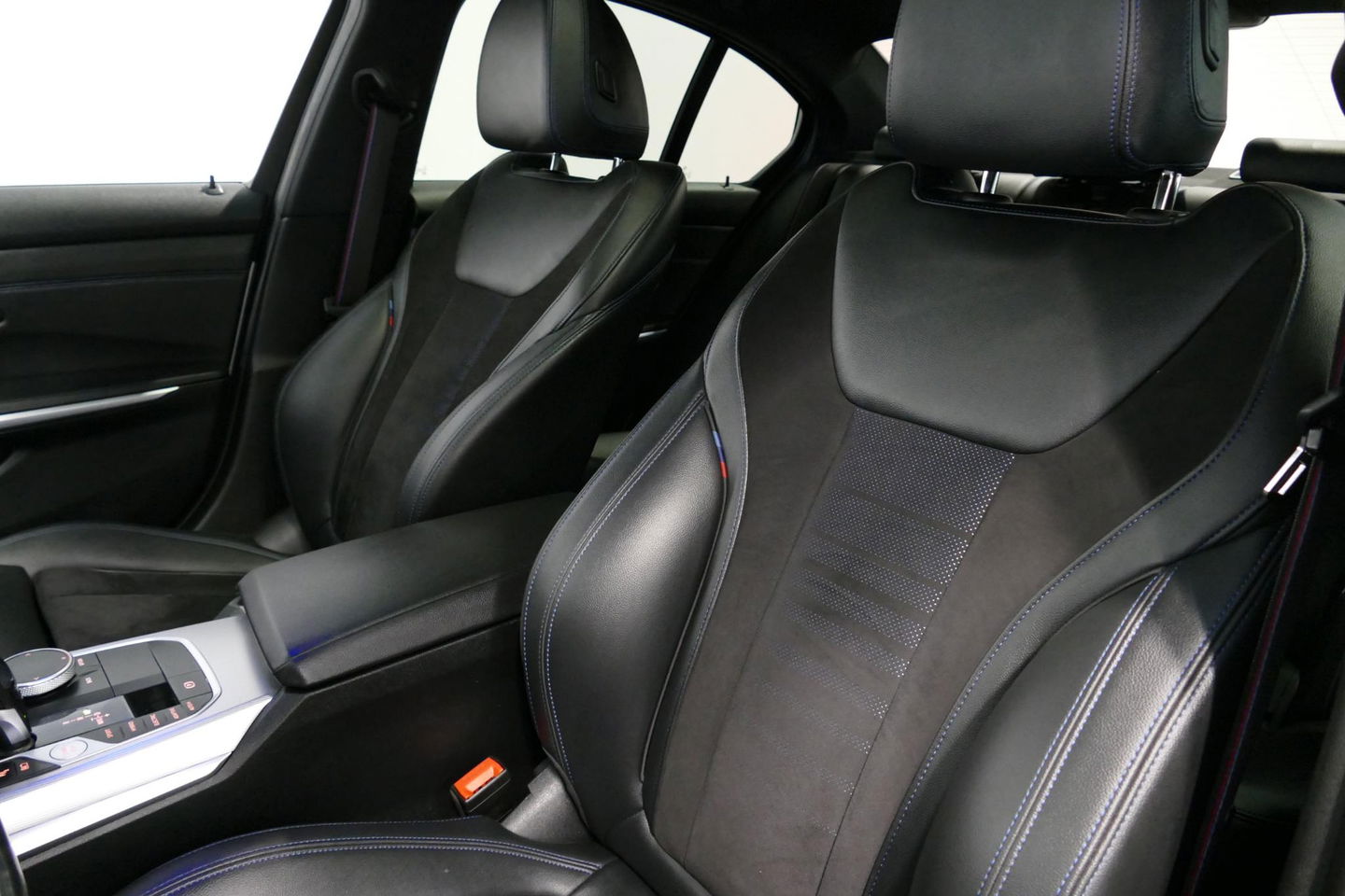 BMW 3 Serie 330e M Sport / M340i Diffuser / Black Diamond M Grill / M340i M Sport bumper pakket / BMW Laserlight / Schuif-/kanteldak / Head-up display / Harman-Kardon Sound System / Adaptief M Sport onderstel / Apple Carplay - Android Auto / Rondomzicht camera / Stoe