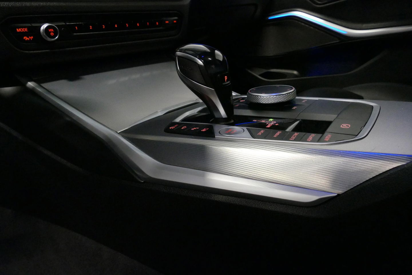 BMW 3 Serie 330e M Sport / M340i Diffuser / Black Diamond M Grill / M340i M Sport bumper pakket / BMW Laserlight / Schuif-/kanteldak / Head-up display / Harman-Kardon Sound System / Adaptief M Sport onderstel / Apple Carplay - Android Auto / Rondomzicht camera / Stoe