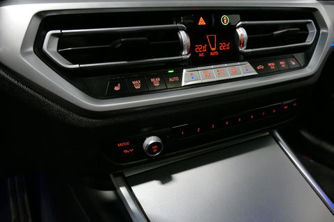 BMW 3 Serie 330e M Sport / M340i Diffuser / Black Diamond M Grill / M340i M Sport bumper pakket / BMW Laserlight / Schuif-/kanteldak / Head-up display / Harman-Kardon Sound System / Adaptief M Sport onderstel / Apple Carplay - Android Auto / Rondomzicht camera / Stoe