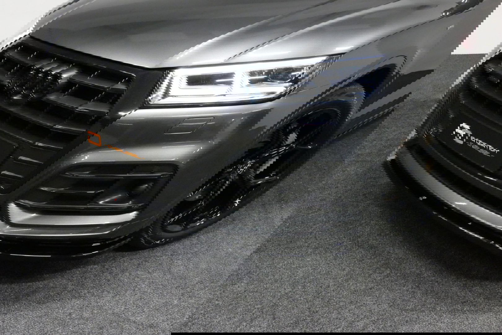 Audi Q5 55 TFSI e quattro Competition S Edition / Maxton Design Bodykit V.2 / Panoramadak / Luchtvering / Elektr. verstelbare voorstoelen / Bang & Olufsen Sound System / Matrix LED Koplampen / Rondomzichtcamera / Apple Carplay - Android Auto / Ambienteverlichting