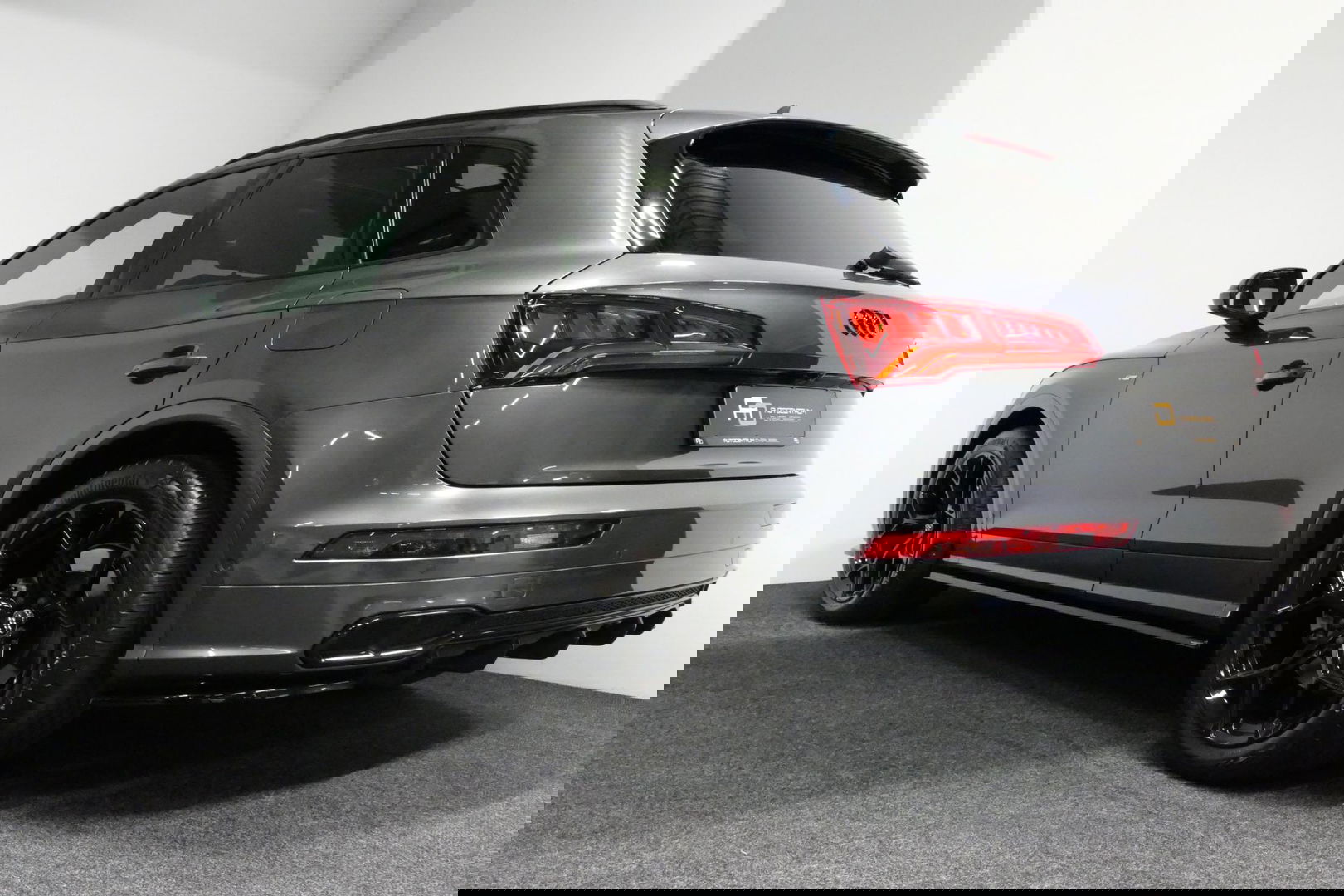 Audi Q5 55 TFSI e quattro Competition S Edition / Maxton Design Bodykit V.2 / Panoramadak / Luchtvering / Elektr. verstelbare voorstoelen / Bang & Olufsen Sound System / Matrix LED Koplampen / Rondomzichtcamera / Apple Carplay - Android Auto / Ambienteverlichting