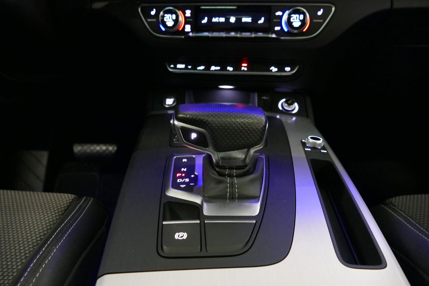 Audi Q5 55 TFSI e quattro Competition S Edition / Maxton Design Bodykit V.2 / Panoramadak / Luchtvering / Elektr. verstelbare voorstoelen / Bang & Olufsen Sound System / Matrix LED Koplampen / Rondomzichtcamera / Apple Carplay - Android Auto / Ambienteverlichting