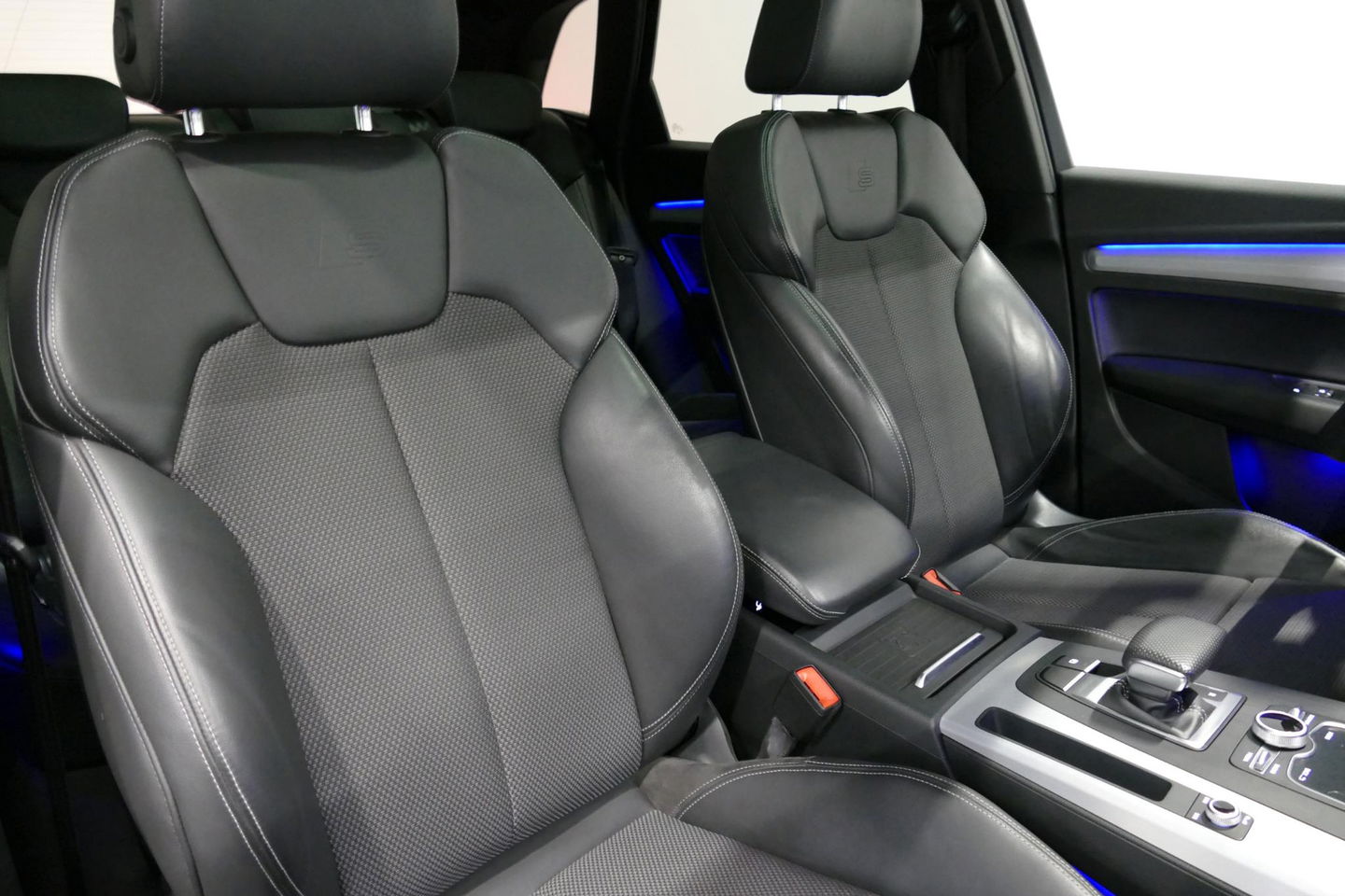 Audi Q5 55 TFSI e quattro Competition S Edition / Maxton Design Bodykit V.2 / Panoramadak / Luchtvering / Elektr. verstelbare voorstoelen / Bang & Olufsen Sound System / Matrix LED Koplampen / Rondomzichtcamera / Apple Carplay - Android Auto / Ambienteverlichting