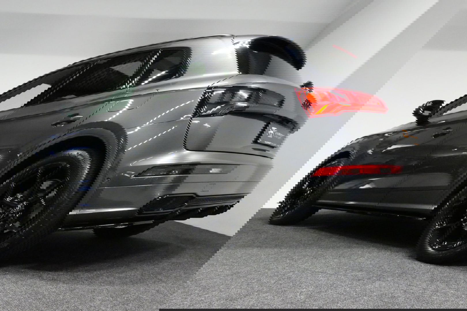 Audi Q5 55 TFSI e quattro Competition S Edition / Maxton Design Bodykit V.2 / Panoramadak / Luchtvering / Elektr. verstelbare voorstoelen / Bang & Olufsen Sound System / Matrix LED Koplampen / Rondomzichtcamera / Apple Carplay - Android Auto / Ambienteverlichting