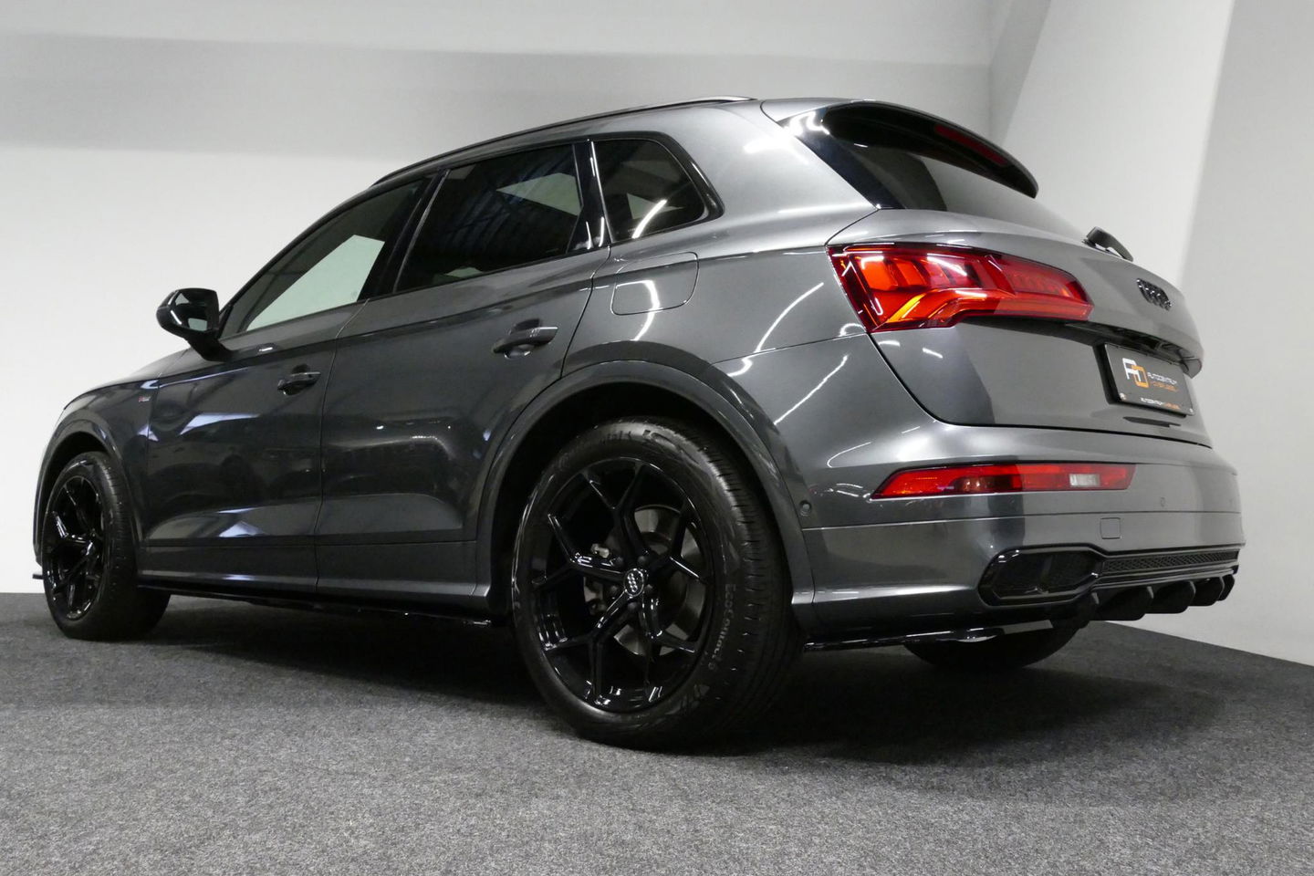 Audi Q5 55 TFSI e quattro Competition S Edition / Maxton Design Bodykit V.2 / Panoramadak / Luchtvering / Elektr. verstelbare voorstoelen / Bang & Olufsen Sound System / Matrix LED Koplampen / Rondomzichtcamera / Apple Carplay - Android Auto / Ambienteverlichting