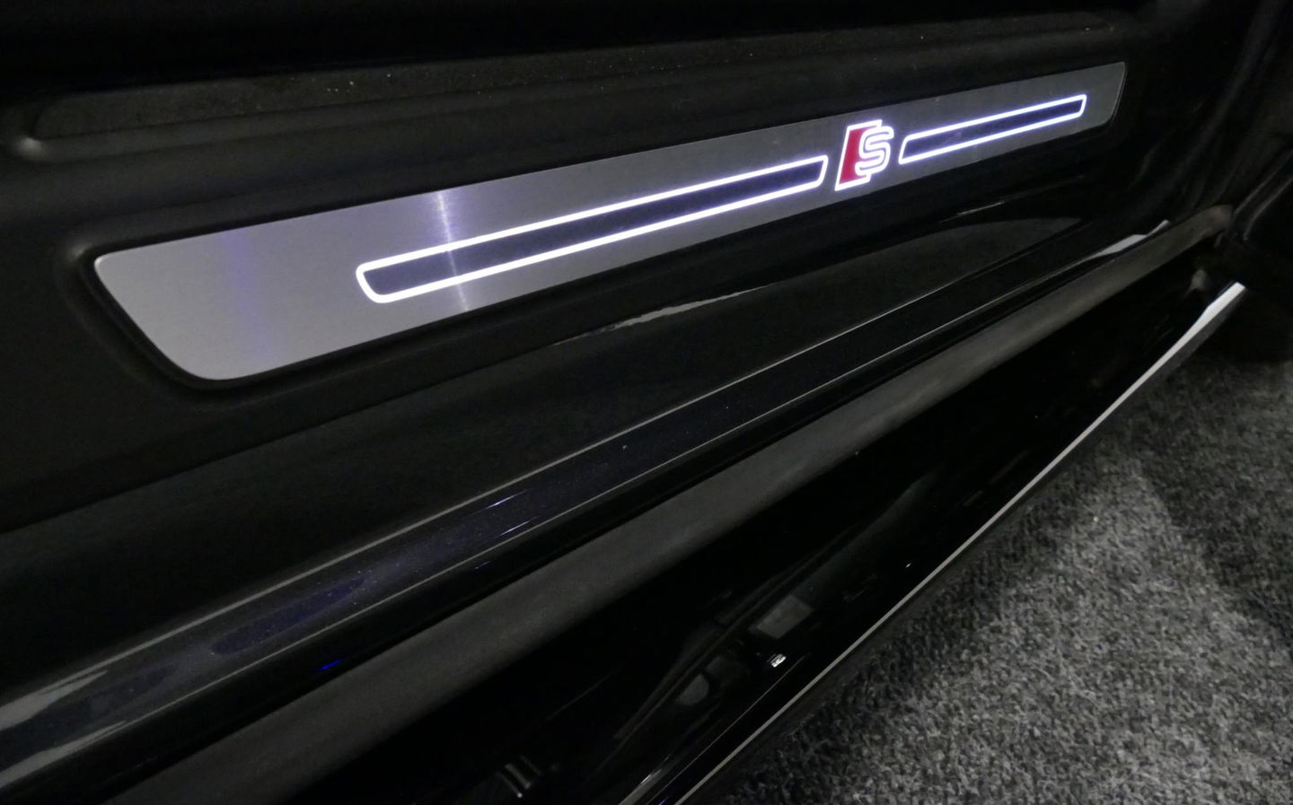 Audi Q5 55 TFSI e quattro Competition S Edition / Maxton Design Bodykit V.2 / Panoramadak / Luchtvering / Elektr. verstelbare voorstoelen / Bang & Olufsen Sound System / Matrix LED Koplampen / Rondomzichtcamera / Apple Carplay - Android Auto / Ambienteverlichting