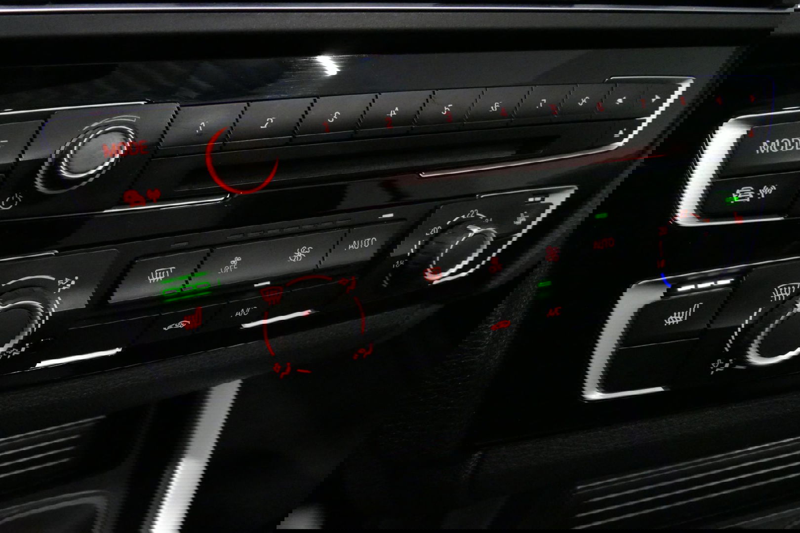 BMW 2 Serie Cabrio 218i Essential / Stoelverwarming / Windscherm / Climatronic / 19'' LMV / Parkeersensoren achter / BMW Radio Professional / Licht- & regensensor / Multimedia systeem