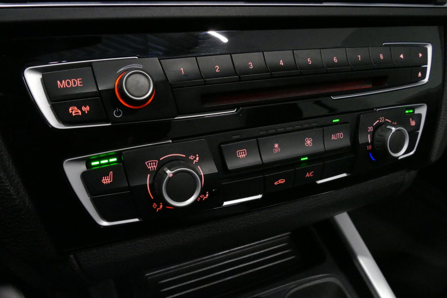 BMW 2 Serie Cabrio 218i Essential / Stoelverwarming / Windscherm / Climatronic / 19'' LMV / Parkeersensoren achter / BMW Radio Professional / Licht- & regensensor / Multimedia systeem