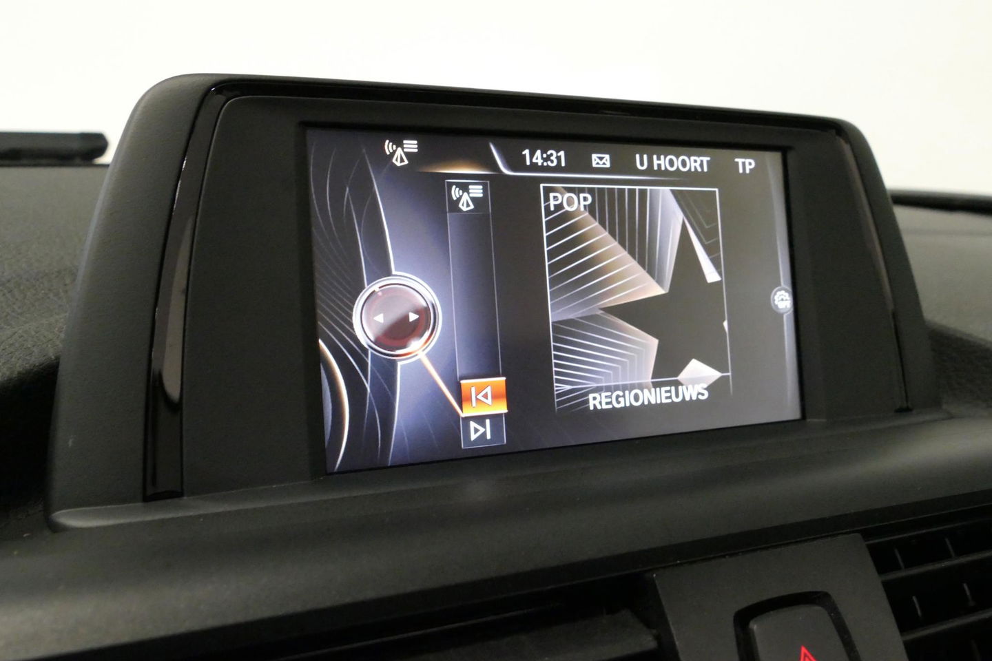 BMW 2 Serie Cabrio 218i Essential / Stoelverwarming / Windscherm / Climatronic / 19'' LMV / Parkeersensoren achter / BMW Radio Professional / Licht- & regensensor / Multimedia systeem