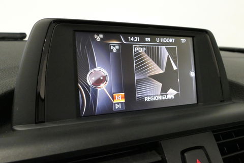 BMW 2 Serie Cabrio 218i Essential / Stoelverwarming / Windscherm / Climatronic / 19'' LMV / Parkeersensoren achter / BMW Radio Professional / Licht- & regensensor / Multimedia systeem