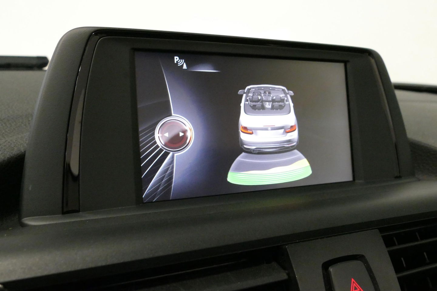 BMW 2 Serie Cabrio 218i Essential / Stoelverwarming / Windscherm / Climatronic / 19'' LMV / Parkeersensoren achter / BMW Radio Professional / Licht- & regensensor / Multimedia systeem