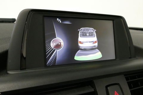 BMW 2 Serie Cabrio 218i Essential / Stoelverwarming / Windscherm / Climatronic / 19'' LMV / Parkeersensoren achter / BMW Radio Professional / Licht- & regensensor / Multimedia systeem