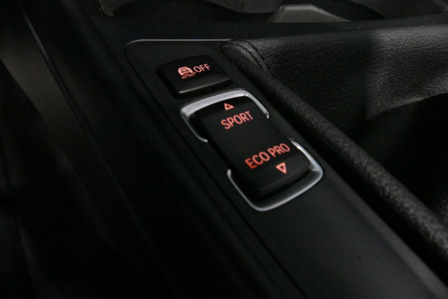 BMW 2 Serie Cabrio 218i Essential / Stoelverwarming / Windscherm / Climatronic / 19'' LMV / Parkeersensoren achter / BMW Radio Professional / Licht- & regensensor / Multimedia systeem