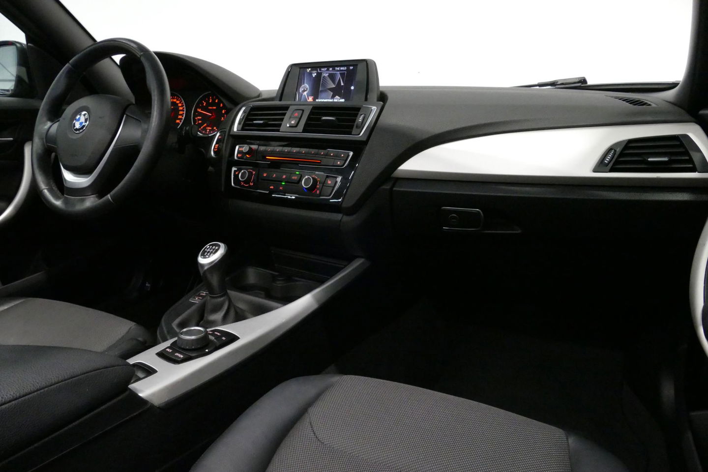 BMW 2 Serie Cabrio 218i Essential / Stoelverwarming / Windscherm / Climatronic / 19'' LMV / Parkeersensoren achter / BMW Radio Professional / Licht- & regensensor / Multimedia systeem