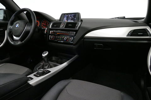 BMW 2 Serie Cabrio 218i Essential / Stoelverwarming / Windscherm / Climatronic / 19'' LMV / Parkeersensoren achter / BMW Radio Professional / Licht- & regensensor / Multimedia systeem