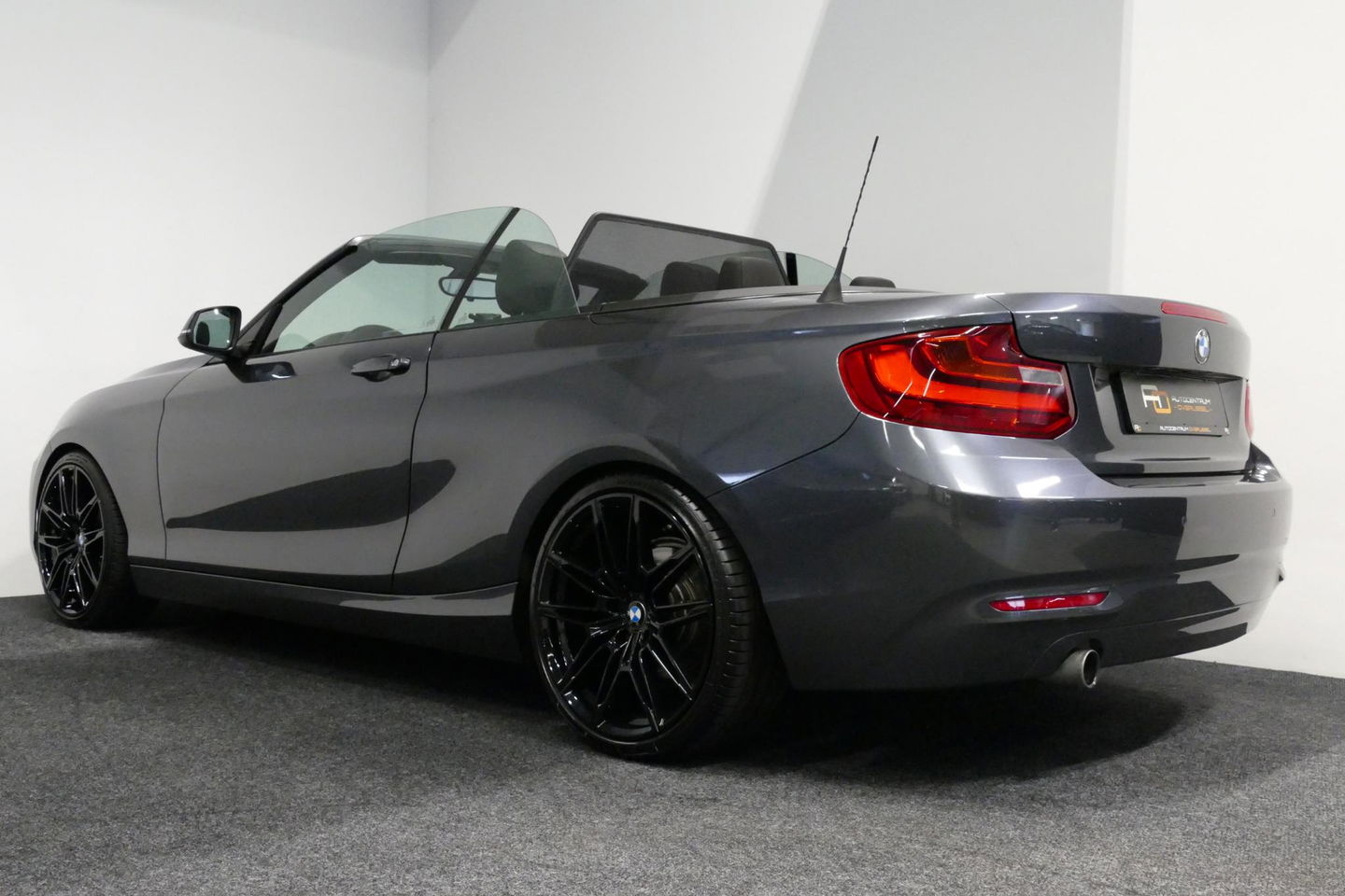 BMW 2 Serie Cabrio 218i Essential / Stoelverwarming / Windscherm / Climatronic / 19'' LMV / Parkeersensoren achter / BMW Radio Professional / Licht- & regensensor / Multimedia systeem