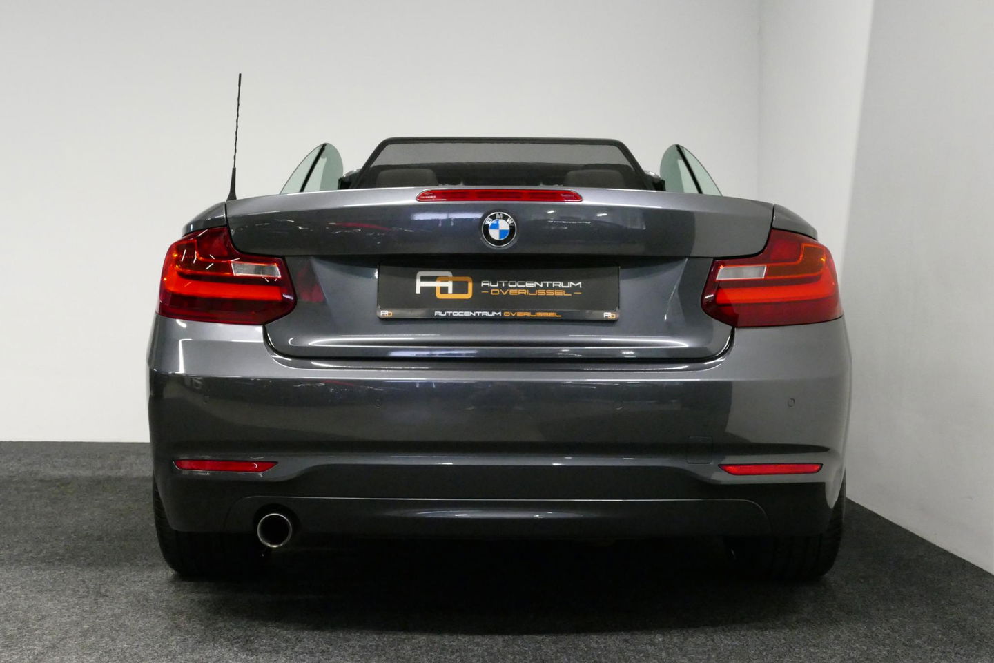 BMW 2 Serie Cabrio 218i Essential / Stoelverwarming / Windscherm / Climatronic / 19'' LMV / Parkeersensoren achter / BMW Radio Professional / Licht- & regensensor / Multimedia systeem