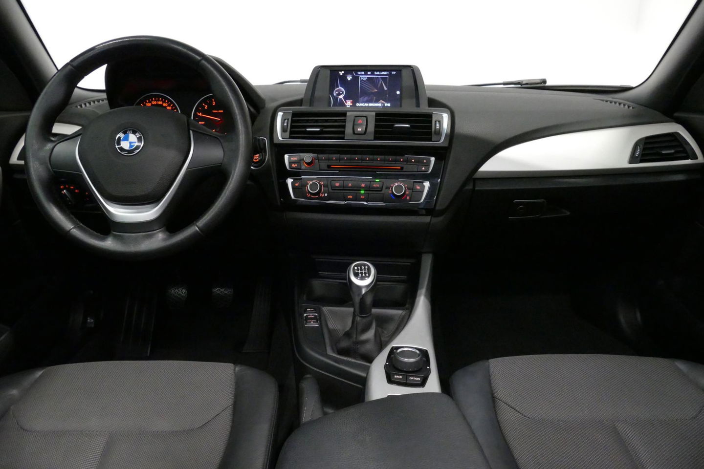 BMW 2 Serie Cabrio 218i Essential / Stoelverwarming / Windscherm / Climatronic / 19'' LMV / Parkeersensoren achter / BMW Radio Professional / Licht- & regensensor / Multimedia systeem