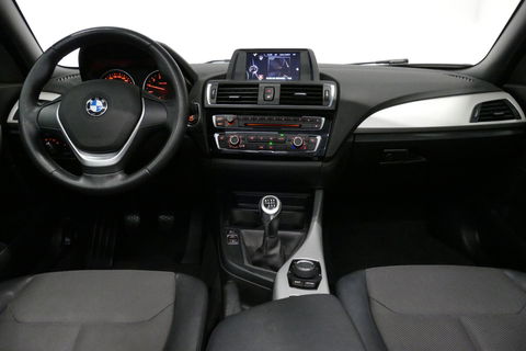 BMW 2 Serie Cabrio 218i Essential / Stoelverwarming / Windscherm / Climatronic / 19'' LMV / Parkeersensoren achter / BMW Radio Professional / Licht- & regensensor / Multimedia systeem