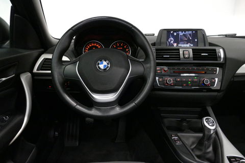 BMW 2 Serie Cabrio 218i Essential / Stoelverwarming / Windscherm / Climatronic / 19'' LMV / Parkeersensoren achter / BMW Radio Professional / Licht- & regensensor / Multimedia systeem