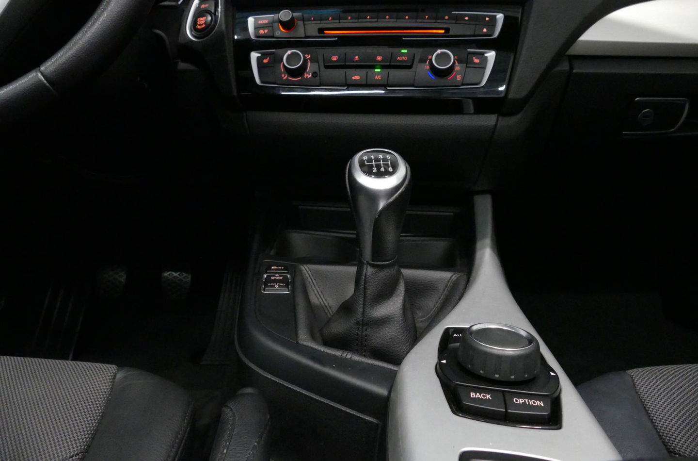 BMW 2 Serie Cabrio 218i Essential / Stoelverwarming / Windscherm / Climatronic / 19'' LMV / Parkeersensoren achter / BMW Radio Professional / Licht- & regensensor / Multimedia systeem