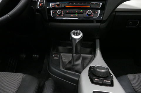 BMW 2 Serie Cabrio 218i Essential / Stoelverwarming / Windscherm / Climatronic / 19'' LMV / Parkeersensoren achter / BMW Radio Professional / Licht- & regensensor / Multimedia systeem