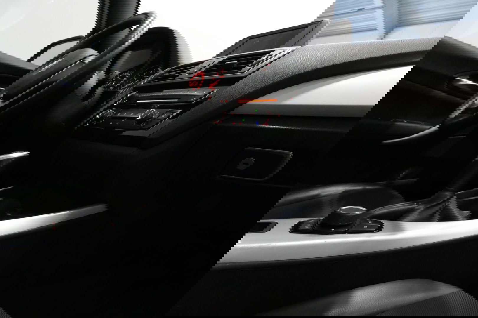 BMW 2 Serie Cabrio 218i Essential / Stoelverwarming / Windscherm / Climatronic / 19'' LMV / Parkeersensoren achter / BMW Radio Professional / Licht- & regensensor / Multimedia systeem