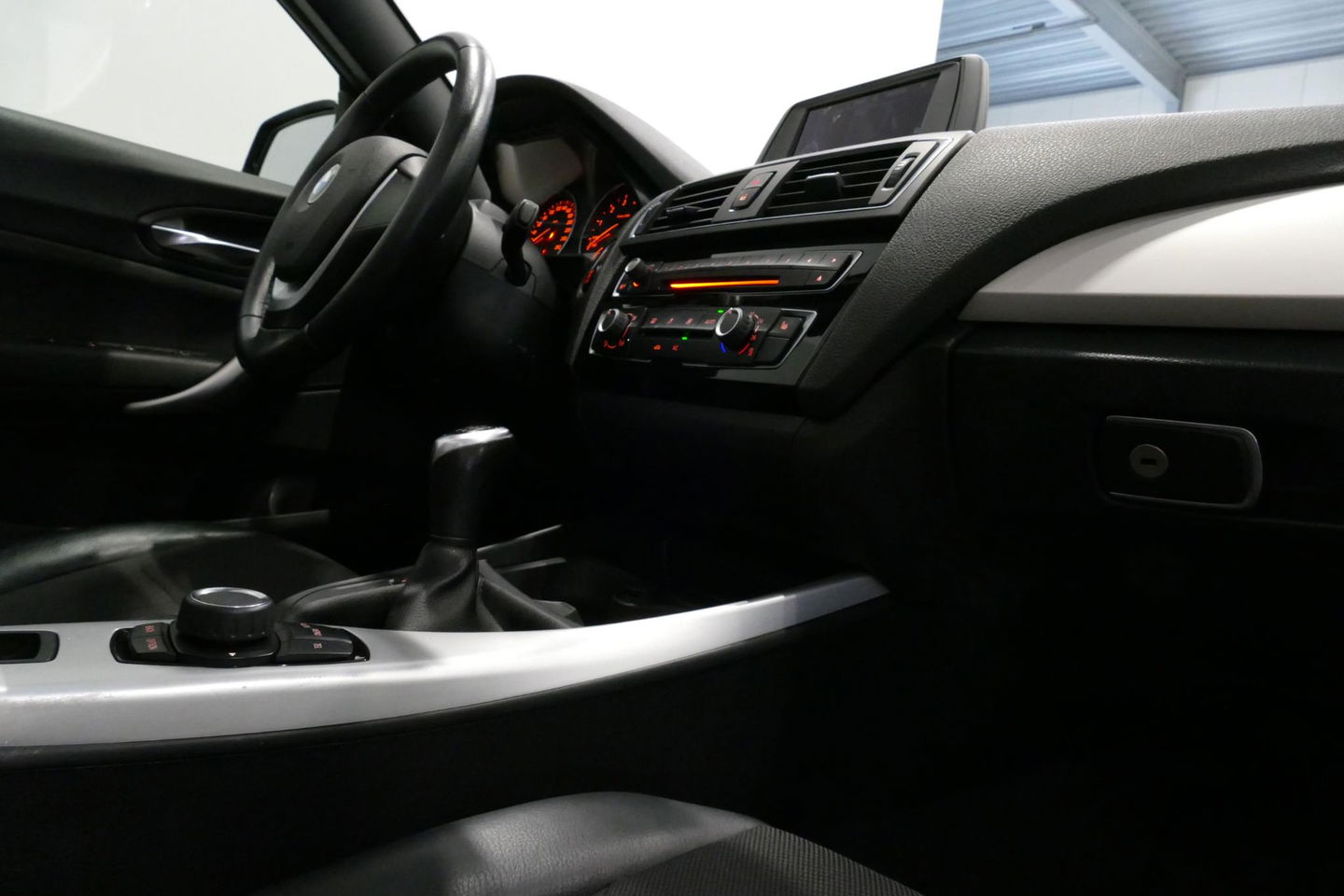 BMW 2 Serie Cabrio 218i Essential / Stoelverwarming / Windscherm / Climatronic / 19'' LMV / Parkeersensoren achter / BMW Radio Professional / Licht- & regensensor / Multimedia systeem