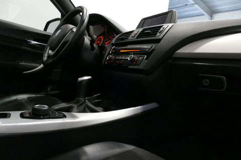 BMW 2 Serie Cabrio 218i Essential / Stoelverwarming / Windscherm / Climatronic / 19'' LMV / Parkeersensoren achter / BMW Radio Professional / Licht- & regensensor / Multimedia systeem