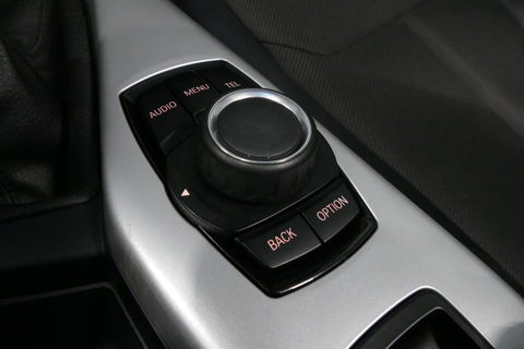 BMW 2 Serie Cabrio 218i Essential / Stoelverwarming / Windscherm / Climatronic / 19'' LMV / Parkeersensoren achter / BMW Radio Professional / Licht- & regensensor / Multimedia systeem