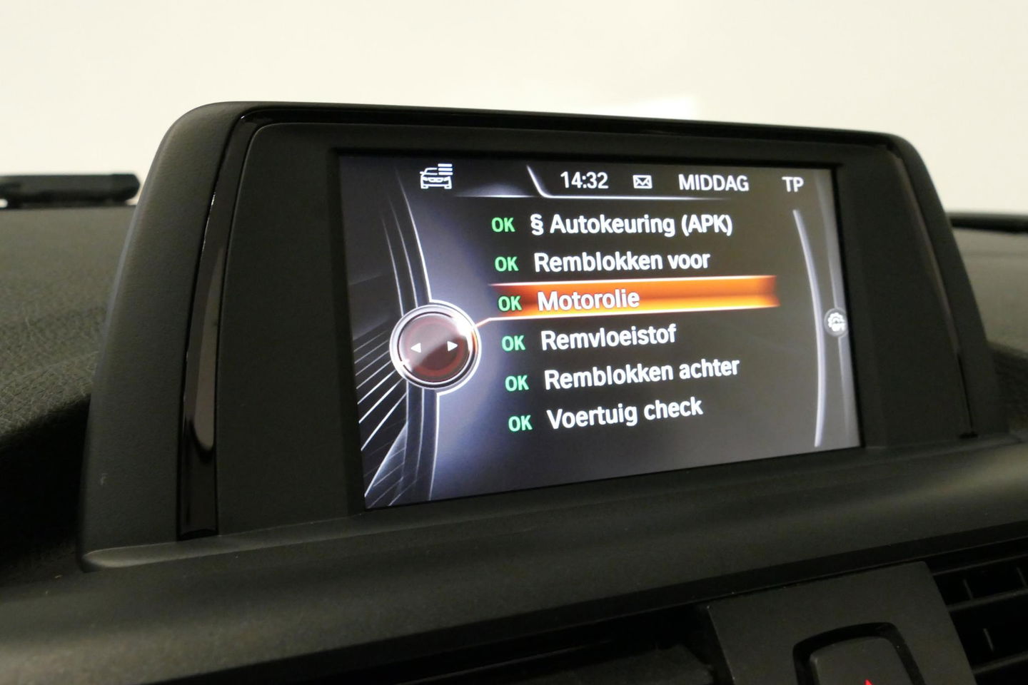 BMW 2 Serie Cabrio 218i Essential / Stoelverwarming / Windscherm / Climatronic / 19'' LMV / Parkeersensoren achter / BMW Radio Professional / Licht- & regensensor / Multimedia systeem