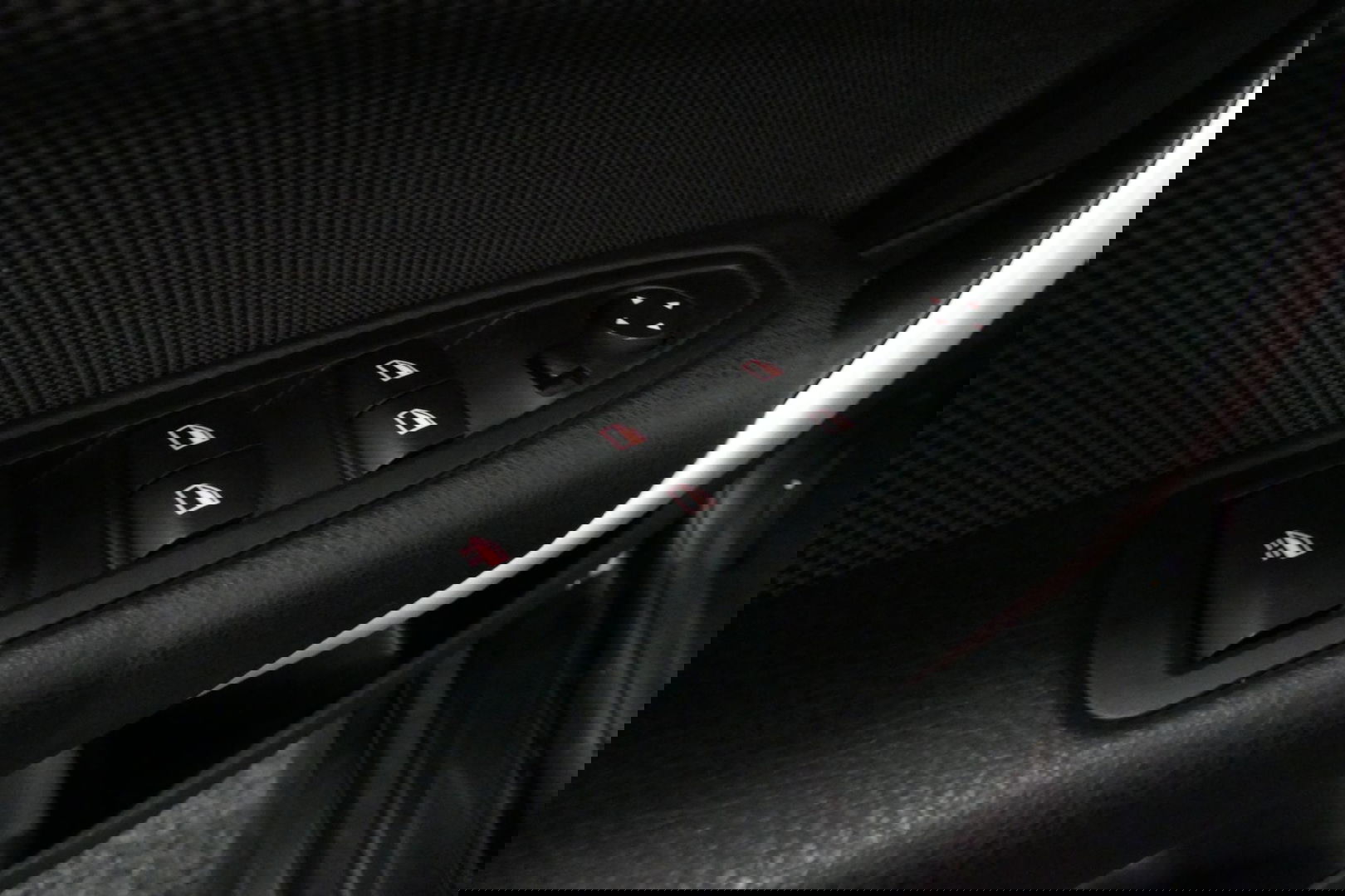 BMW 2 Serie Cabrio 218i Essential / Stoelverwarming / Windscherm / Climatronic / 19'' LMV / Parkeersensoren achter / BMW Radio Professional / Licht- & regensensor / Multimedia systeem