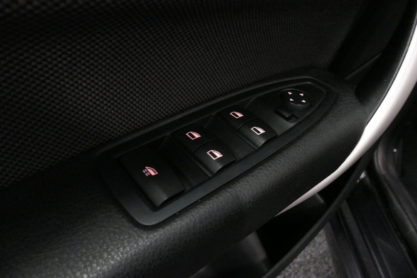 BMW 2 Serie Cabrio 218i Essential / Stoelverwarming / Windscherm / Climatronic / 19'' LMV / Parkeersensoren achter / BMW Radio Professional / Licht- & regensensor / Multimedia systeem