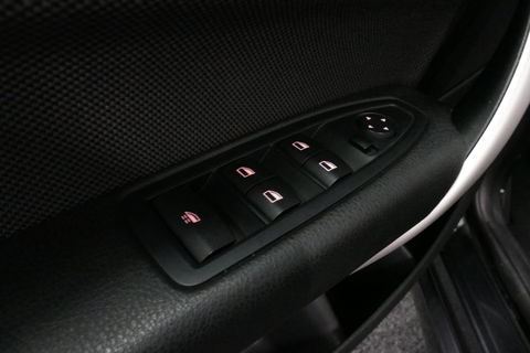 BMW 2 Serie Cabrio 218i Essential / Stoelverwarming / Windscherm / Climatronic / 19'' LMV / Parkeersensoren achter / BMW Radio Professional / Licht- & regensensor / Multimedia systeem