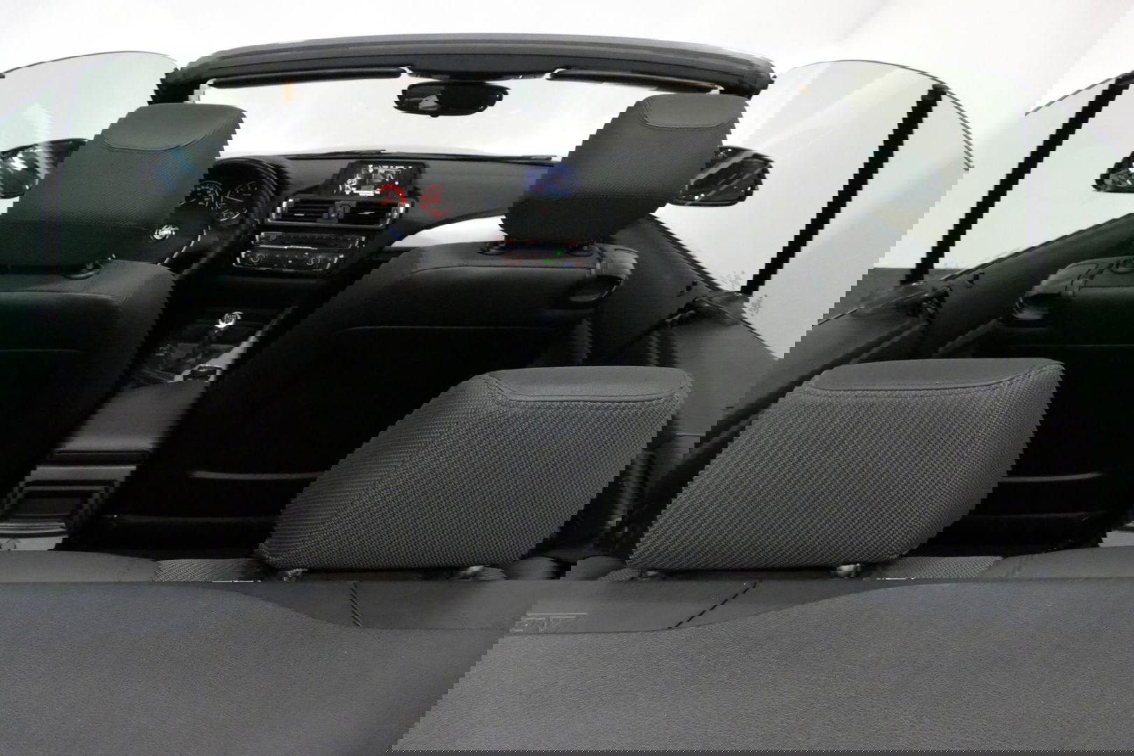 BMW 2 Serie Cabrio 218i Essential / Stoelverwarming / Windscherm / Climatronic / 19'' LMV / Parkeersensoren achter / BMW Radio Professional / Licht- & regensensor / Multimedia systeem