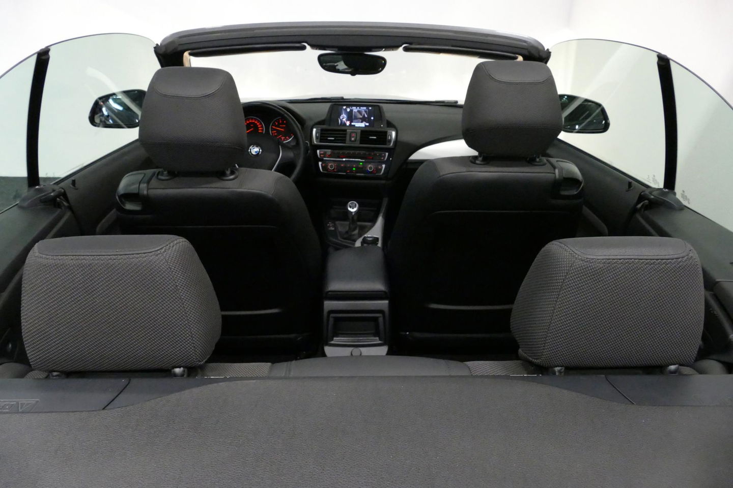 BMW 2 Serie Cabrio 218i Essential / Stoelverwarming / Windscherm / Climatronic / 19'' LMV / Parkeersensoren achter / BMW Radio Professional / Licht- & regensensor / Multimedia systeem