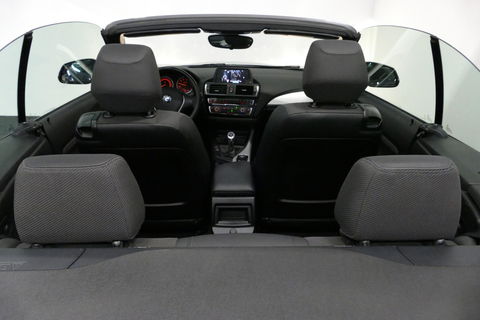 BMW 2 Serie Cabrio 218i Essential / Stoelverwarming / Windscherm / Climatronic / 19'' LMV / Parkeersensoren achter / BMW Radio Professional / Licht- & regensensor / Multimedia systeem