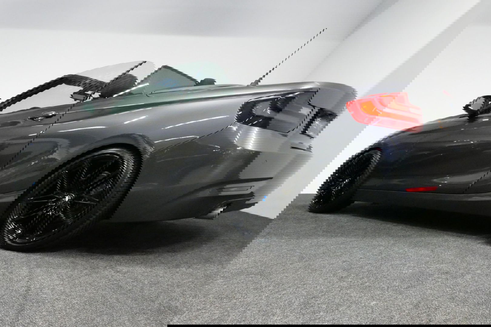 BMW 2 Serie Cabrio 218i Essential / Stoelverwarming / Windscherm / Climatronic / 19'' LMV / Parkeersensoren achter / BMW Radio Professional / Licht- & regensensor / Multimedia systeem