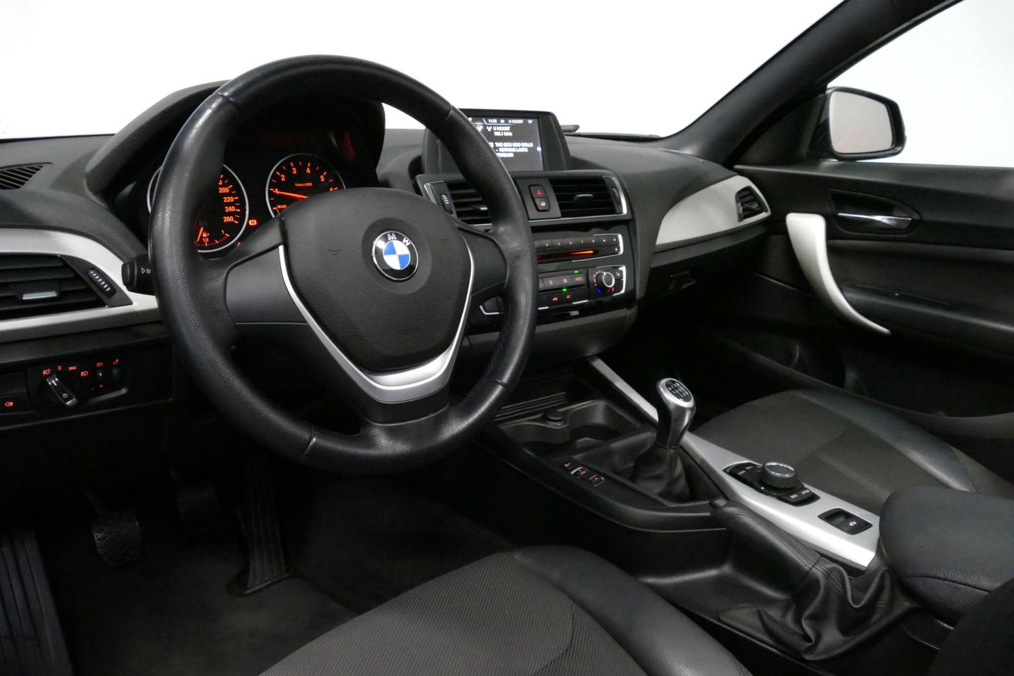 BMW 2 Serie Cabrio 218i Essential / Stoelverwarming / Windscherm / Climatronic / 19'' LMV / Parkeersensoren achter / BMW Radio Professional / Licht- & regensensor / Multimedia systeem