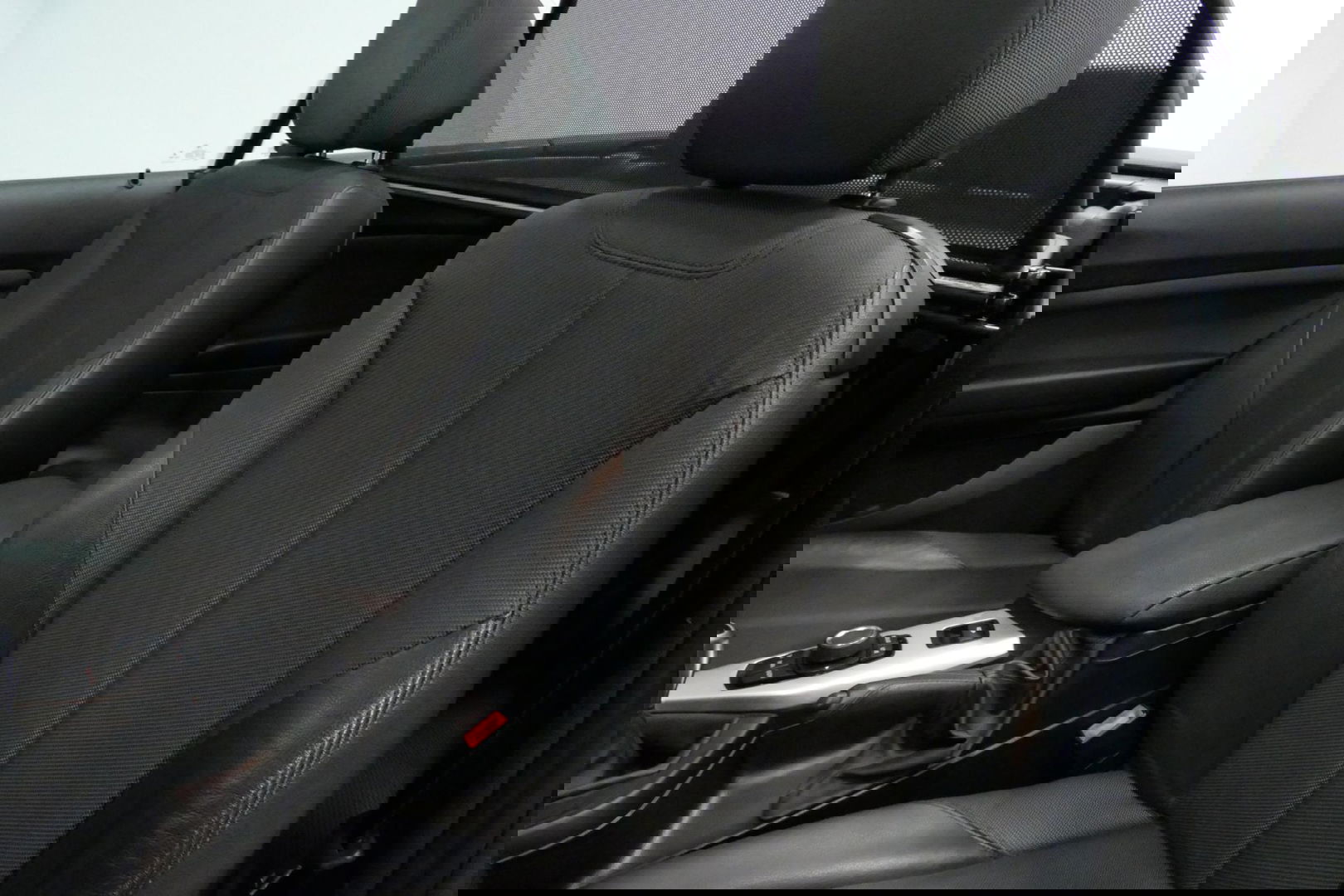 BMW 2 Serie Cabrio 218i Essential / Stoelverwarming / Windscherm / Climatronic / 19'' LMV / Parkeersensoren achter / BMW Radio Professional / Licht- & regensensor / Multimedia systeem