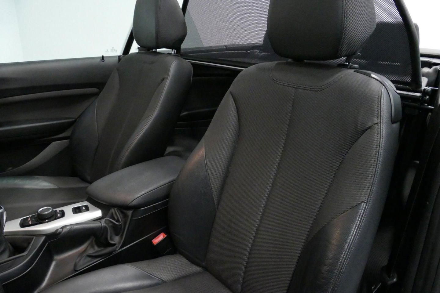 BMW 2 Serie Cabrio 218i Essential / Stoelverwarming / Windscherm / Climatronic / 19'' LMV / Parkeersensoren achter / BMW Radio Professional / Licht- & regensensor / Multimedia systeem