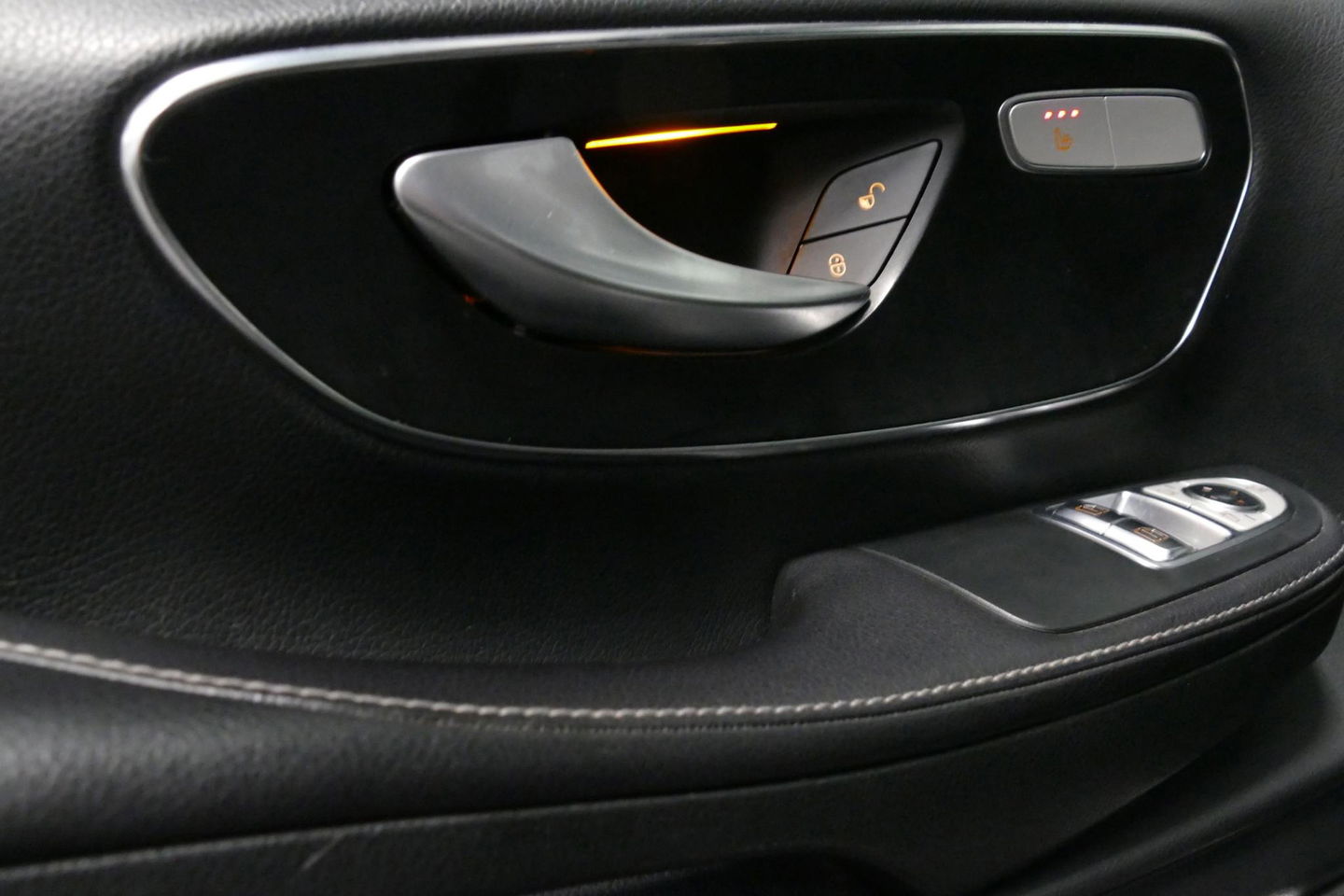 Mercedes-Benz V-Klasse 250d Lang DC AMG Line / MARGE / Burmester Surround Sound / Rondomzicht camera / Ambienteverlichting / 19'' LMV / Dodehoek detectie / Cruise Control / Trekhaak / Elektrische schuifdeuren L + R / Navigatie / Achteruitrijcamera / Agility Control